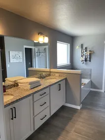 Beautiful 3 bed+den, 3bath huge home on the Spokane River and Centennial Trail - Image 3