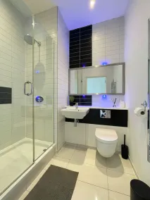 Manchester Luxury Living, 2-Bed Apartment with Pool & Gym - Image 2