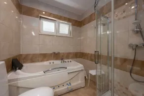 Villa moderne de 5 chambres pour 10 personnes avec piscine chauffée et jacuzzi - Image 3