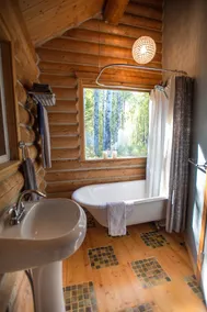 Gemütliches Blockhaus mit Kingsize-Bett, Küche, Clawfoot Tub, Badezimmer, Rasen & Deck! - Image 2