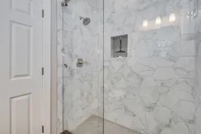 Nouvelle maison au bord du lac près des îles Lanier avec quai privé. Une vue imprenable sur chaque chambre! - Image 5