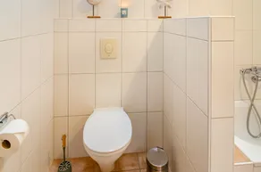 Appartamento 'Gulfhof Oldersum Dachgeschoss' con terrazza, giardino e Wi-Fi in comune - Image 3