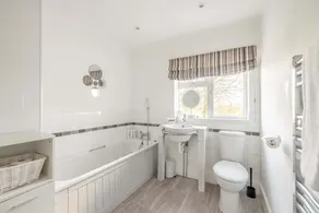 Host & Stay - Meadow Way - Image 4