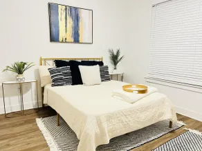 Entire Cozy Modern Get-Away (Arboretum/Domain) - Image 5