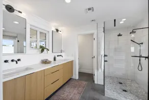 Centrally located 3 bedroom house with private pool - Image 2