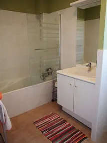 2 bedrooms house with living / kitchen dining and large outside patio - Image 3