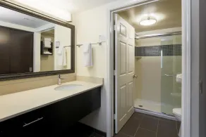 Comfy Studio Only a Short Drive from City Center - Image 4