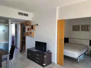 Magnificent 2-bedroom apartment sleeps 5 with marina and sea views - Image 2