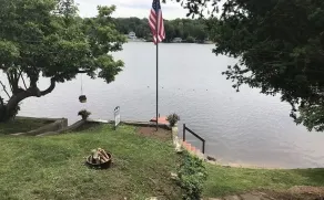Chic Lakehouse with a gorgeous view - Image 3