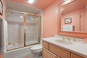 Clarendon Unit 2, Beautiful Townhouse, Expansive Living Area, Vaulted Ceilings, Private Patio - Image 3