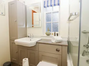 1 THE CROSS, pet friendly, character holiday cottage in Dunkeld - Image 3