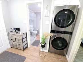 Cozy, Modern Stay Located Near Hobby Airport, And Many Facories - Image 4
