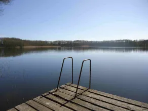 -SANIERTE- Idyllische Ferienwohnung direkt am See mit hauseigenem Badesteg - Image 2