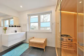 Casa de férias com telhado de colmo, grande terreno e caminho privado até o porto - Image 4