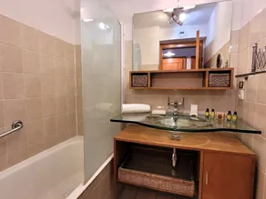 Charming bright 3-room apartment, near center, parking, quiet - Image 2