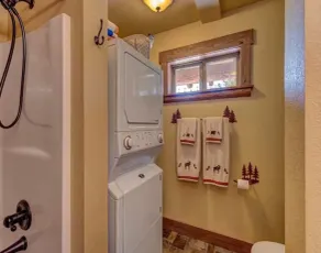 Pristine 4 seasons cabin with 9 beds & hot tub - Image 5