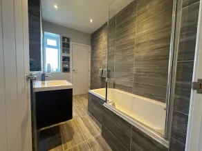 Stylish Home - Sleeps 4 & Free Parking - Image 2