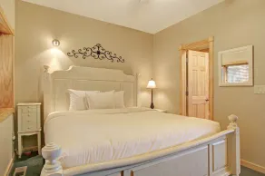 Memorable mountain condo with 2 fireplaces, lovely views, W/D, & pool access - Image 5
