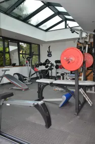 High-end apartment air conditioning swimming pool spa sauna fitness bikes ping pong, jeu de boules - Image 3