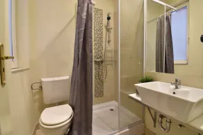 Central 6 bedroom / 5 bathroom with balconies - Image 3