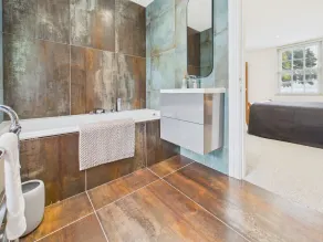 Green Hat Stays - Chepstow - Harvax House - Image 5