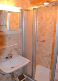 Extérieur : appartement pour  7 personnes au 3ème étage d’un petit bâtiment de 7 logements avec entr - Image 3