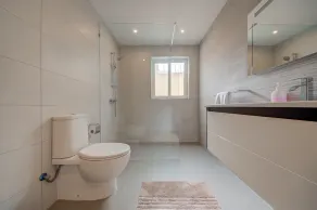 Privat strandvilla med pool och utsikt. - Image 3