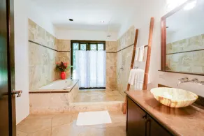 Ground-floor resort condo with great location near beach & dining - Image 2