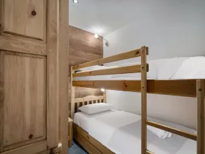 Cozy apartment near slopes, parking included, sleeps 6 - Image 5