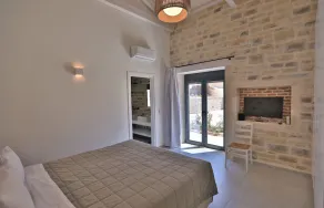 nouvelle villa  pierre naturelle avec grande piscine et superbes vues sur la mer - Image 2