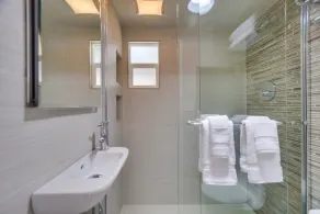 Hideaway en verre de mer, studio design, chiens bienvenus, terrasse privée et parking! - Image 2