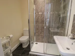 TAN TWR, pet friendly, luxury holiday cottage in Llanfairpwll - Image 3