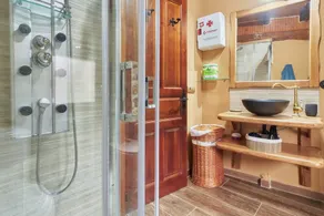 Casa Rural Abuelo Jose in El Bierzo – Private Pool, Mountain Views & Skiing - Image 4