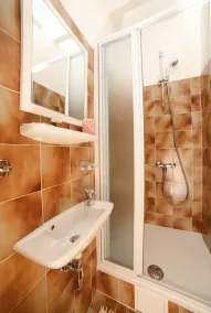 Three bedroom apartment near beach Postira, Brač (A-6053-a) - Image 3