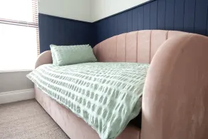 Stylish Coastal Cottage - Image 5