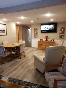 One Mile from Airport!!   3 Bedroom Lodge Sleeps 5 to 7 - Image 3