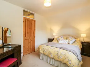 GLENFINGLAS DAM COTTAGE, pet friendly, with open fire in Callander - Image 4