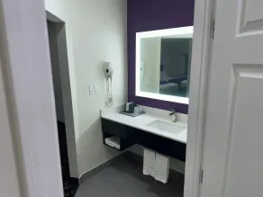 Lakeside Inn and Suites - Image 3
