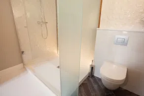 Exquisite appartement rénové avec beaucoup d'histoire au cœur de Barcelone 3 BR 3bth - Image 5