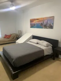Downtown Fll 2 bedroom Home - Image 4
