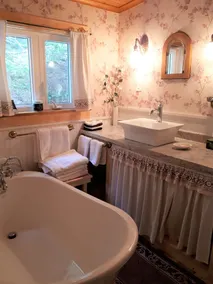 Experience Peace And Tranquility At Charming Cottage In Small Fishing Community. - Image 4