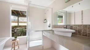 Perfect Peninsula Base with Heated Pool and Spa - Image 3