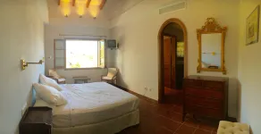 Belle, spacieuse villa avec vue sur la piscine chauffée et de superbes de Mahon Harbour - Image 3