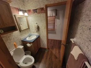 2-bedroom vacation home sitting on your own private lake for fishing/relaxing. - Image 5