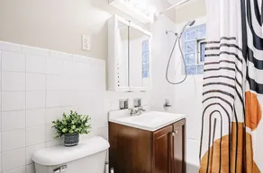 Great suburban location! Perfect for solo or couple travelers - Image 3