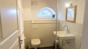 Modernes Reet Gedecktes Ferienhaus für 4 in der Hafenstadt Tönning - Image 2