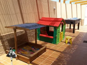 4 Bed Villa i stan, 10 m Pool wif Kid Slide, säkerhetsstaket, BBQ, utomhuslounger - Image 4