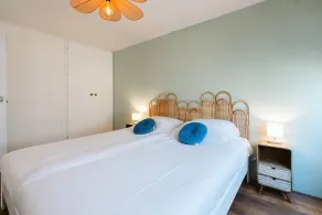 This cozy bungalow offers the perfect mix of tranquility and comfort in a green setting. The ideal place for a relaxing holiday near the beach. - Image 4