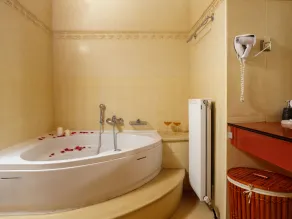 Impressive four bedroom stone house with swimming pool - Image 2