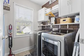✨MODERN 3 BEDROOM W/ PLENTY AMENITIES TO ENJOY!✨ - Image 2
